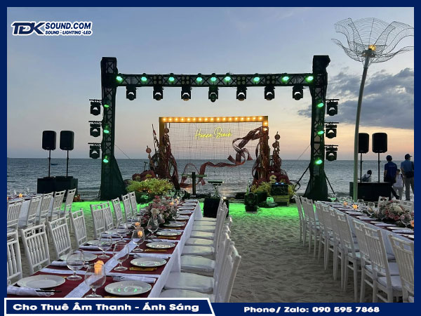 Đội kỹ thuật lắp đặt hệ thống cho thuê ánh sáng sân khấu chuyên nghiệp