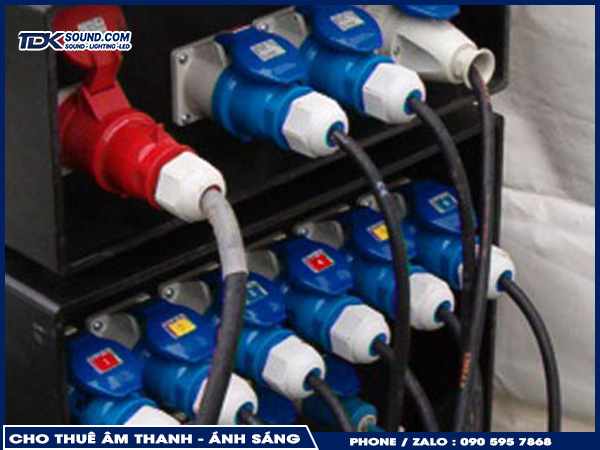 Cho Thu&ecirc; D&acirc;y Điện Nguồn : Thi c&ocirc;ng tuyến d&acirc;y điện nguồn an to&agrave;n cho sự kiện &ndash; cố định d&acirc;y v&agrave; chống vấp